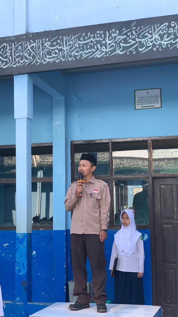 Kepala Sekolah MTs Al-Mukhtariyah Memberikan Bimbingan