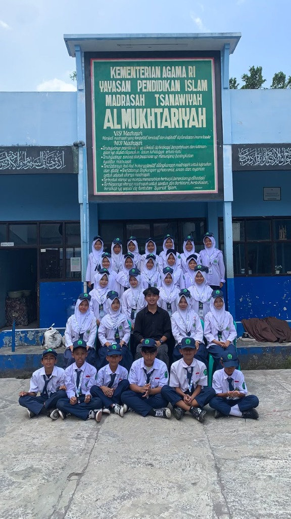 Pengurus OSIS dan Pembina MTs Al-Mukhtariyah