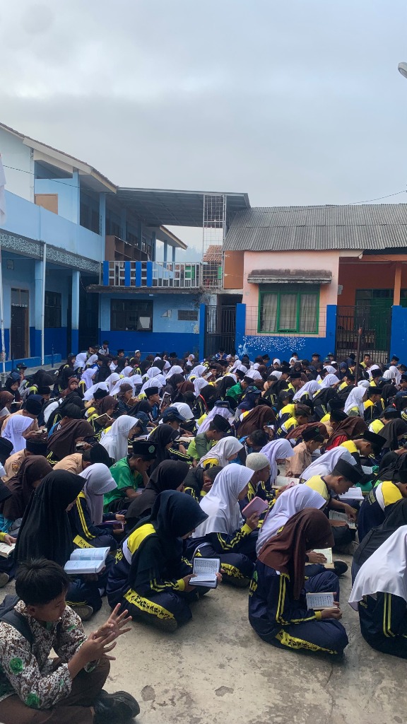 Kajian dan Tadarus Al-Qur'an Siswa-Siswi di Lapangan